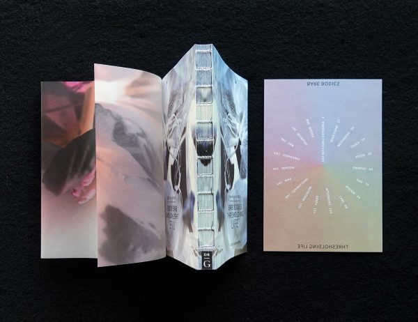 Bare Bodies – Thresholding Life, Cover mit offener Fadenheftung, Schutzumschlag und Einlegekarte