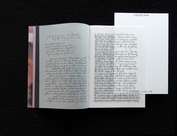 Bare Bodies – Thresholding Life, Einleitung auf transparenten Seiten